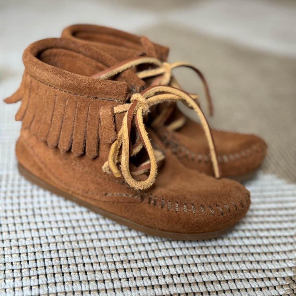 Minnetonka Trapper toddler shoe size 7 unisex never been worn